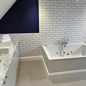 Deluxe Suite Spa Bath